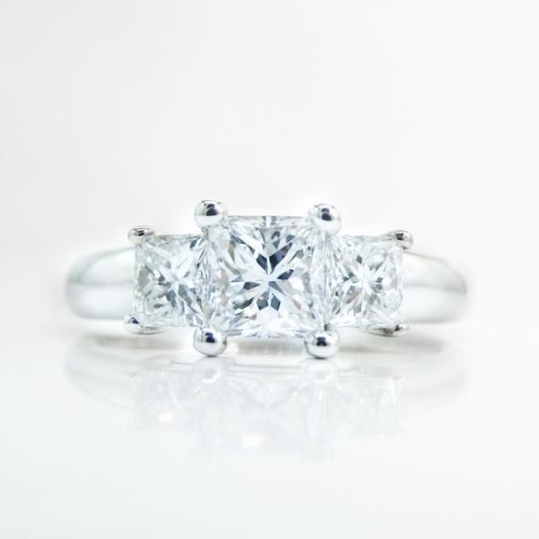 プリンセスカットダイヤモンド スリーストーンリング D 0 544ct F Vs1 0 48ct Pt900 中央宝石研究所鑑定書付