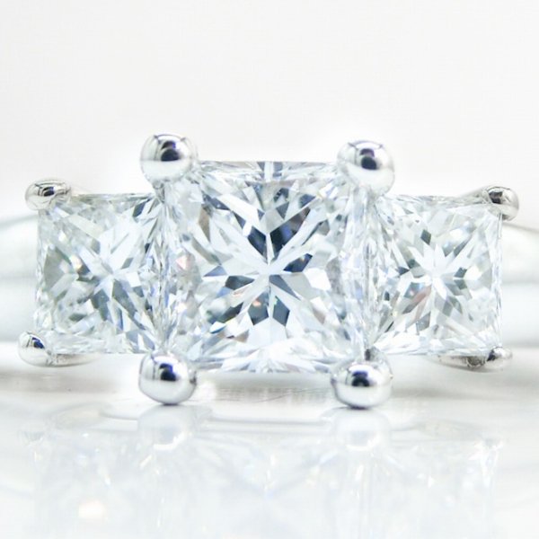 プリンセスカットのダイヤが3ピース付いた個性的なペンダント