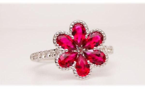 ピジョンブラッドカラールビー ダイヤモンドフラワーモチーフ