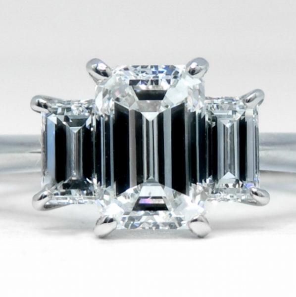 エメラルドカットダイヤモンド スリーストーンリング D 1.01ct F