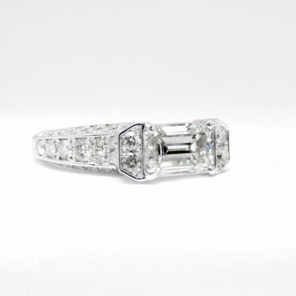 エメラルドカットダイヤモンドリング D 1.05ct F-VS2 0.60ct エメラルドカットダイヤモンドリング D 1.05ct F-VS2 0.60ct