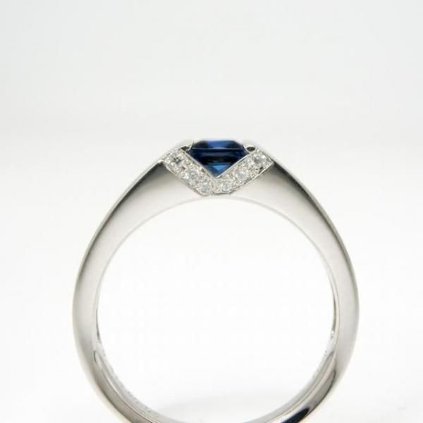 18KWGプリンセスカットブルーサファイア&取り巻きダイヤモンドぴあす ロイヤルブルーカラーサファイア プリンセスカットダイヤモンド