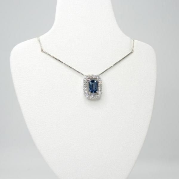 淡い青、氷なような透明感がある純天然ジェダイトピースネクレス 鑑別