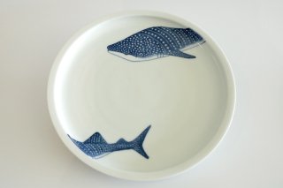 器峰窯　ジンベイザメリム皿 / Blue and white porcelain rim plate Whale shark