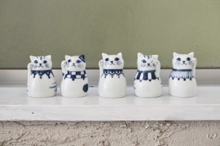 器峰窯　猫花入 � / Blue and white porcelain cat  small vase �