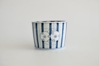 ҡ ļʤ˸ / Blue and white porcelain cup Drum crest on vertical stripes (Soba choko)