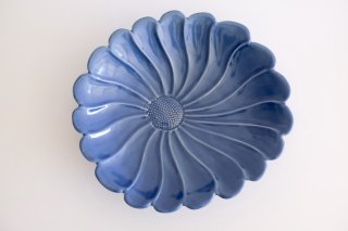 器峰窯　菊花皿（大）ルリ / Porcelain flower plate (large) blue<img class='new_mark_img2' src='https://img.shop-pro.jp/img/new/icons1.gif' style='border:none;display:inline;margin:0px;padding:0px;width:auto;' />
