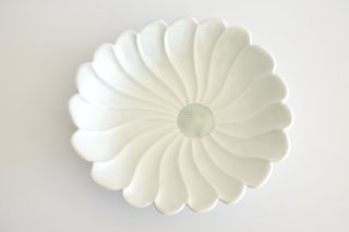 器峰窯　菊花皿（大）白 / Porcelain flower plate (large) white<img class='new_mark_img2' src='https://img.shop-pro.jp/img/new/icons1.gif' style='border:none;display:inline;margin:0px;padding:0px;width:auto;' />