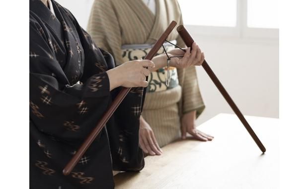 川連漆器　衣紋掛け　着物ハンガー　黒　うるし塗装　天然木　約80㎝ 木製 黒 着物ハンガー 川連漆器 衣紋掛け 着物ハンガー 黒