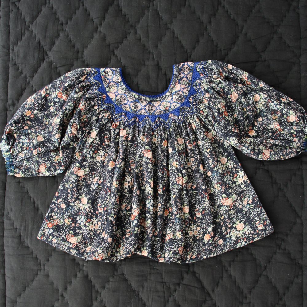 <img class='new_mark_img1' src='https://img.shop-pro.jp/img/new/icons20.gif' style='border:none;display:inline;margin:0px;padding:0px;width:auto;' />butterfly blouse(baby&kids) -indigo flower print corduroy - 50%off