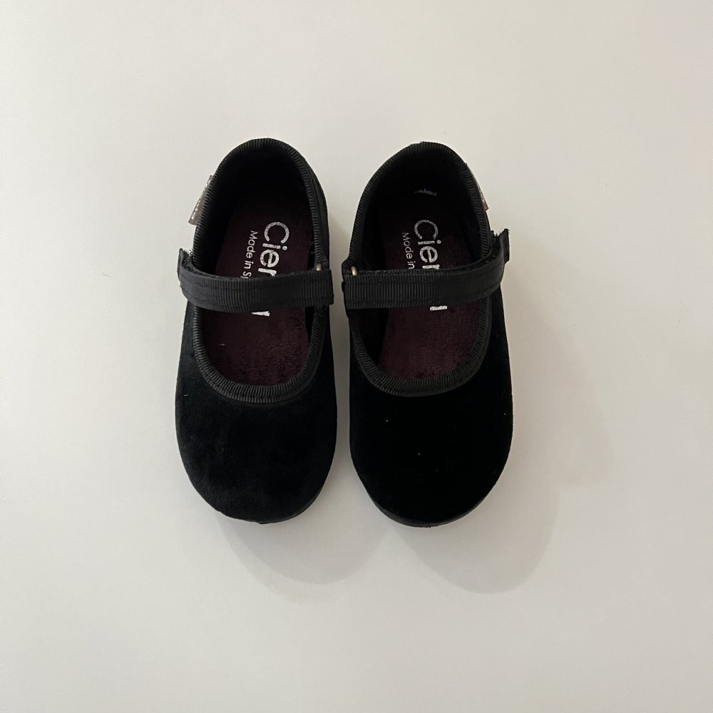 <img class='new_mark_img1' src='https://img.shop-pro.jp/img/new/icons14.gif' style='border:none;display:inline;margin:0px;padding:0px;width:auto;' />velour strap(baby) - black