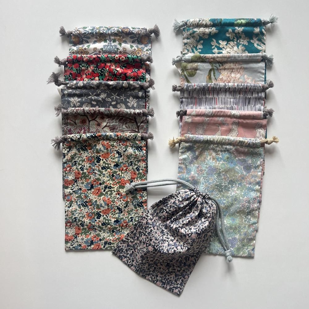 <img class='new_mark_img1' src='https://img.shop-pro.jp/img/new/icons14.gif' style='border:none;display:inline;margin:0px;padding:0px;width:auto;' />liberty lunch pouch 