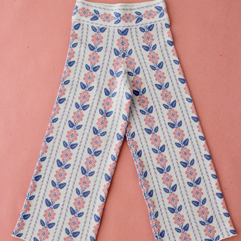 <img class='new_mark_img1' src='https://img.shop-pro.jp/img/new/icons14.gif' style='border:none;display:inline;margin:0px;padding:0px;width:auto;' />knitted trouser - jacquard flower blue pink