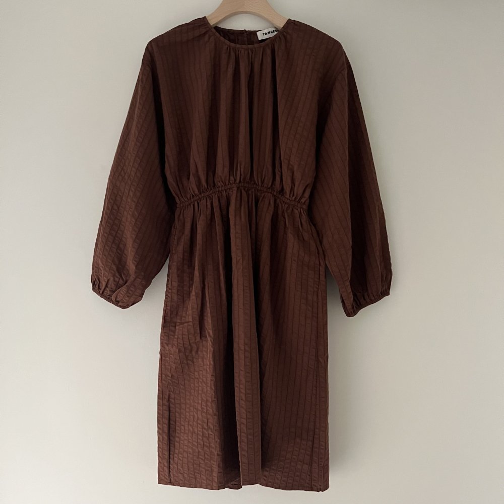 <img class='new_mark_img1' src='https://img.shop-pro.jp/img/new/icons14.gif' style='border:none;display:inline;margin:0px;padding:0px;width:auto;' />volumed seersucker dress - brown