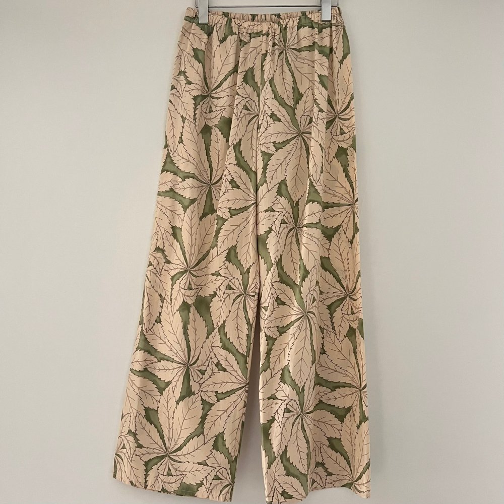 <img class='new_mark_img1' src='https://img.shop-pro.jp/img/new/icons14.gif' style='border:none;display:inline;margin:0px;padding:0px;width:auto;' />leaf print pants - sage