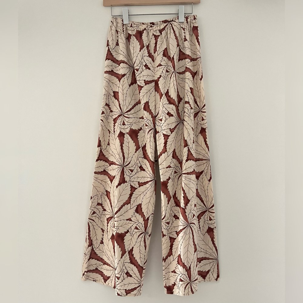 <img class='new_mark_img1' src='https://img.shop-pro.jp/img/new/icons14.gif' style='border:none;display:inline;margin:0px;padding:0px;width:auto;' />leaf print pants - brick