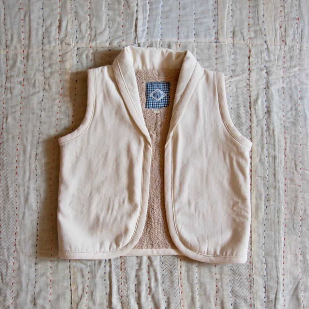 <img class='new_mark_img1' src='https://img.shop-pro.jp/img/new/icons20.gif' style='border:none;display:inline;margin:0px;padding:0px;width:auto;' />jacket without sleeve - ivory garment dyed denim - 50%off