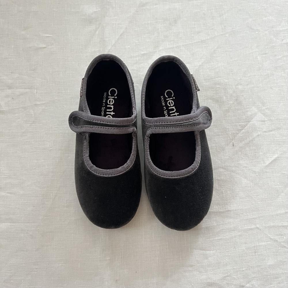 <img class='new_mark_img1' src='https://img.shop-pro.jp/img/new/icons56.gif' style='border:none;display:inline;margin:0px;padding:0px;width:auto;' />velour strap - grey