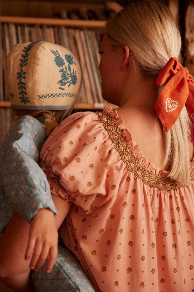 Apolina　ボンネ6-12m 追加販売 / 6-12m】mjoni bonnet - cashew - the LITTLE STANDARD