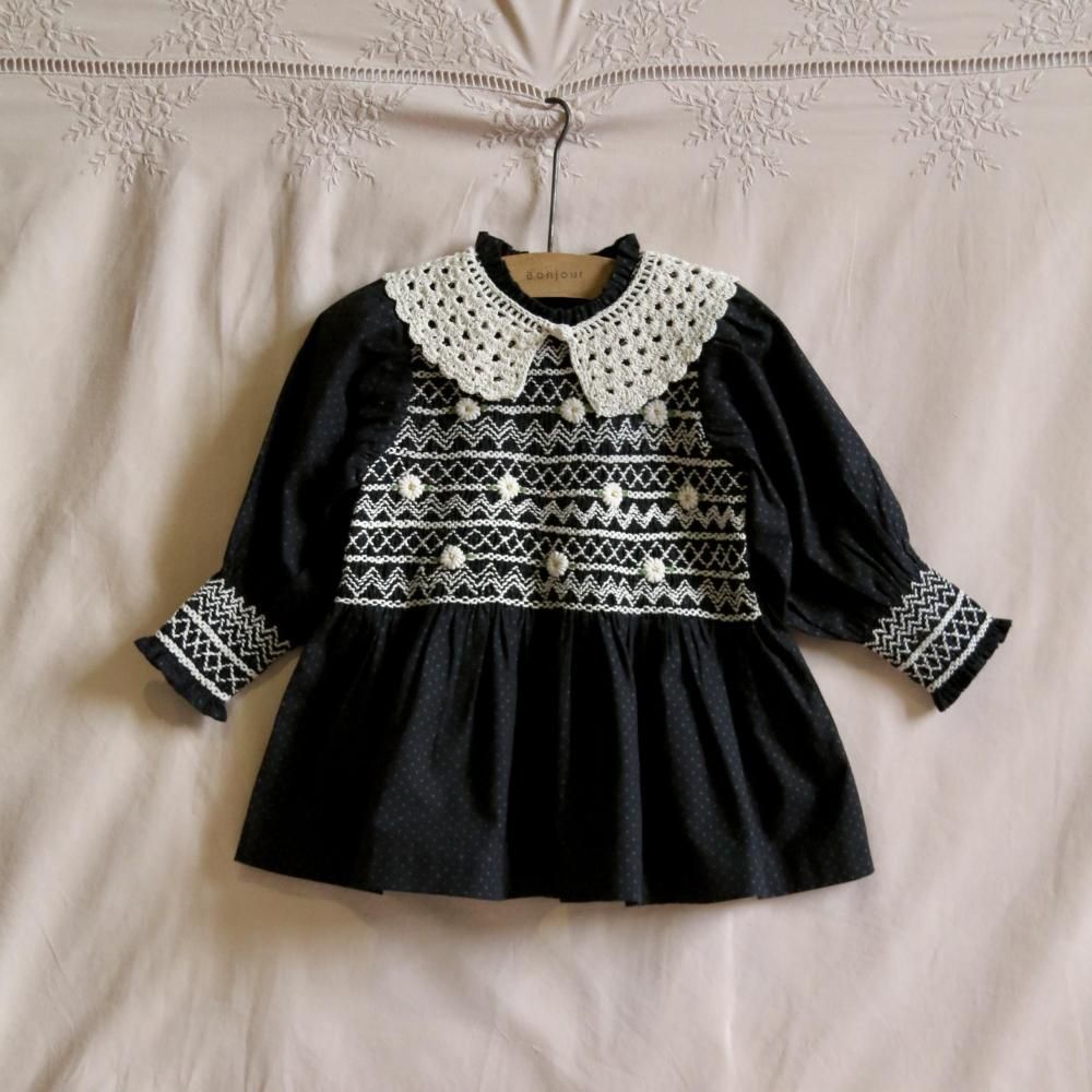 <img class='new_mark_img1' src='https://img.shop-pro.jp/img/new/icons14.gif' style='border:none;display:inline;margin:0px;padding:0px;width:auto;' />handsmock blouse with crochet collar - black dot print