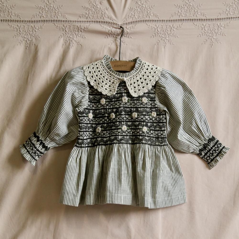 <img class='new_mark_img1' src='https://img.shop-pro.jp/img/new/icons14.gif' style='border:none;display:inline;margin:0px;padding:0px;width:auto;' />handsmock blouse with crochet collar - black stripe