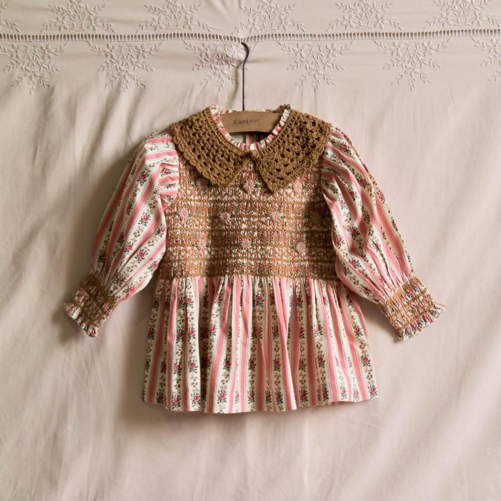 <img class='new_mark_img1' src='https://img.shop-pro.jp/img/new/icons14.gif' style='border:none;display:inline;margin:0px;padding:0px;width:auto;' />handsmock blouse with crochet collar - tapestry pink stripe print