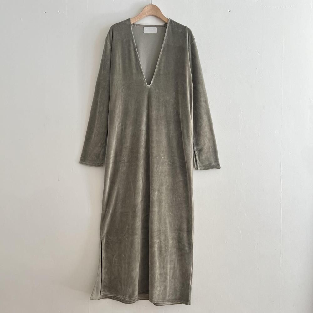 <img class='new_mark_img1' src='https://img.shop-pro.jp/img/new/icons14.gif' style='border:none;display:inline;margin:0px;padding:0px;width:auto;' />cotton velour deep v-neck dress - sage grey