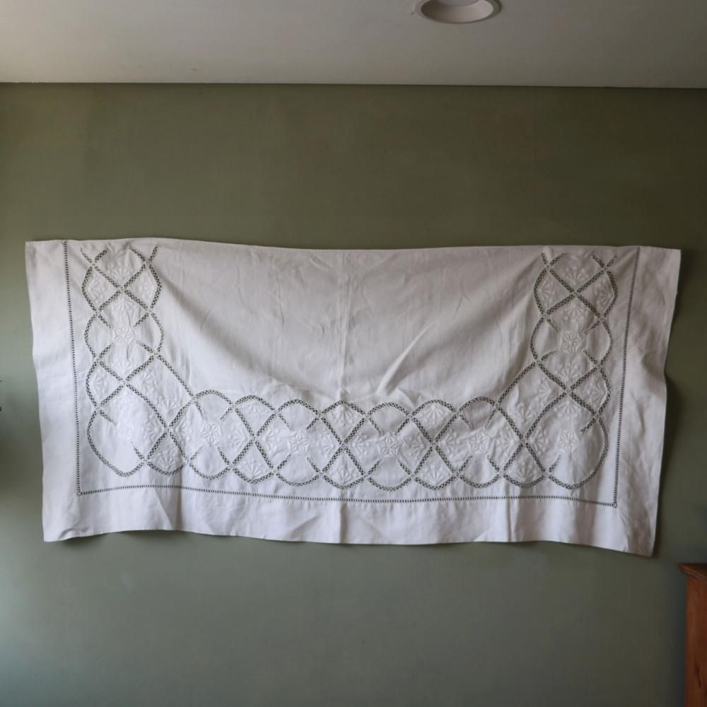 ドローンワークの白糸刺繍 横長