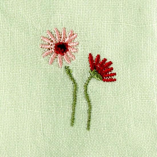 手刺繍入り　リネンクロス/リネンハンカチ【赤い実のリース】 手刺繍入り リネンクロス/リネンハンカチ【赤い実のリース】