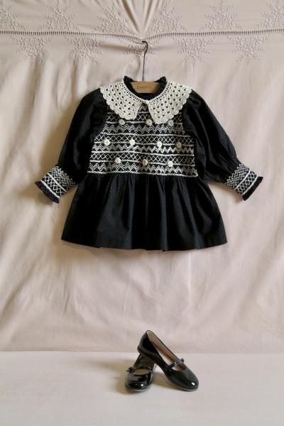 HANDSMOCK BLOUSE with crochet collar// Black dot print // 販売
