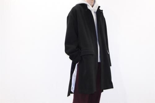 <img class='new_mark_img1' src='https://img.shop-pro.jp/img/new/icons47.gif' style='border:none;display:inline;margin:0px;padding:0px;width:auto;' />THEE / M-51 gown coat(BLACK)