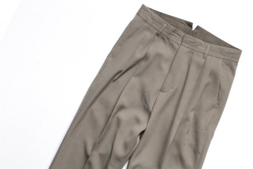 <img class='new_mark_img1' src='https://img.shop-pro.jp/img/new/icons47.gif' style='border:none;display:inline;margin:0px;padding:0px;width:auto;' />stein / TWO TUCK WIDE TROUSERS(B.KHAKI)