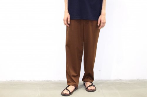 <img class='new_mark_img1' src='https://img.shop-pro.jp/img/new/icons47.gif' style='border:none;display:inline;margin:0px;padding:0px;width:auto;' />THEE / Hi waist easy slacks.(BROWN)