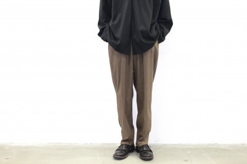 <img class='new_mark_img1' src='https://img.shop-pro.jp/img/new/icons47.gif' style='border:none;display:inline;margin:0px;padding:0px;width:auto;' />ATHA / COTTON SATIN TAPERD EASY TROUSERS(BROWN)