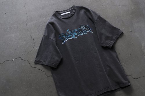 <img class='new_mark_img1' src='https://img.shop-pro.jp/img/new/icons2.gif' style='border:none;display:inline;margin:0px;padding:0px;width:auto;' />Children of the discordance / PIECE PRINTED TEE SS(ENO BLK)