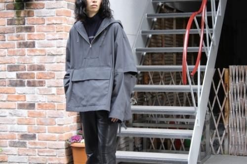 <img class='new_mark_img1' src='https://img.shop-pro.jp/img/new/icons47.gif' style='border:none;display:inline;margin:0px;padding:0px;width:auto;' />stein / OVERSIZED DIVIDE SLEEVE ANORAK(DE.TAUPE)