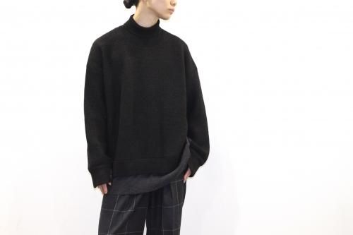 <img class='new_mark_img1' src='https://img.shop-pro.jp/img/new/icons47.gif' style='border:none;display:inline;margin:0px;padding:0px;width:auto;' />YOKE / CONNECTING HIGHT NECK KNIT LS(BLACK)