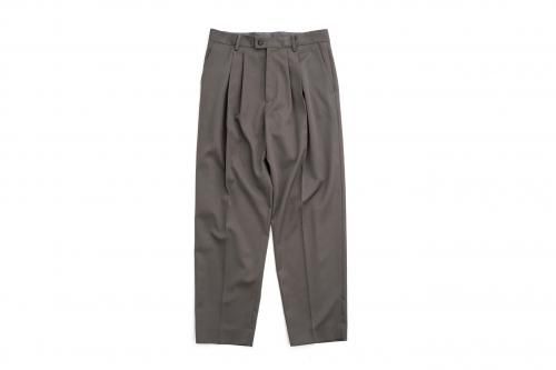 <img class='new_mark_img1' src='https://img.shop-pro.jp/img/new/icons47.gif' style='border:none;display:inline;margin:0px;padding:0px;width:auto;' />stein / WIDE TAPERED TROUSERS(GREY KHAKI)