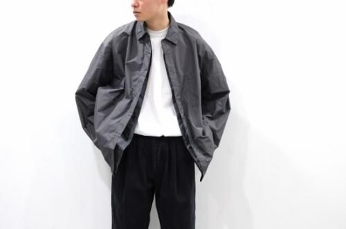 <img class='new_mark_img1' src='https://img.shop-pro.jp/img/new/icons47.gif' style='border:none;display:inline;margin:0px;padding:0px;width:auto;' />stein / OVERSIZED WIND SHIRT(CHARCOAL)