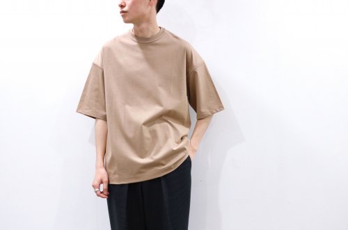 <img class='new_mark_img1' src='https://img.shop-pro.jp/img/new/icons47.gif' style='border:none;display:inline;margin:0px;padding:0px;width:auto;' />YOKE / OVERSIZED INSIDE-OUT T-SHIRT(WARM TAUPE)