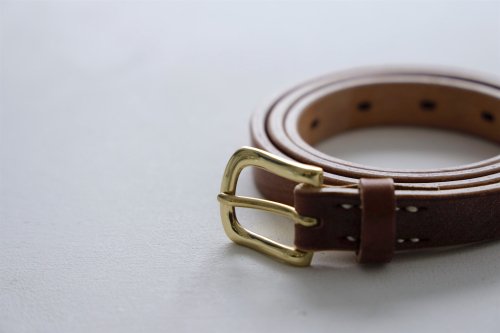<img class='new_mark_img1' src='https://img.shop-pro.jp/img/new/icons2.gif' style='border:none;display:inline;margin:0px;padding:0px;width:auto;' />INTÉRIM / OAK BARK LEATHER BELT(BROWN)