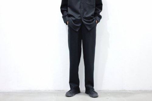 <img class='new_mark_img1' src='https://img.shop-pro.jp/img/new/icons47.gif' style='border:none;display:inline;margin:0px;padding:0px;width:auto;' />THEE / wool twill 1tuck tapered pants(BLACK)