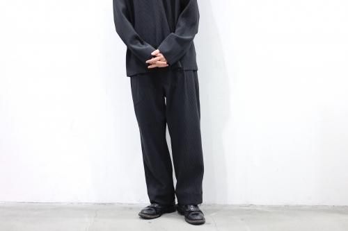 <img class='new_mark_img1' src='https://img.shop-pro.jp/img/new/icons47.gif' style='border:none;display:inline;margin:0px;padding:0px;width:auto;' />stein / GRADATION PLEATS TWO TUCK TROUSERS(DARK CHARCOAL) 
