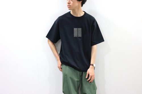 <img class='new_mark_img1' src='https://img.shop-pro.jp/img/new/icons47.gif' style='border:none;display:inline;margin:0px;padding:0px;width:auto;' />YOKE / NEWMAN EMBROIDERED T-SHIRT(BLACK)