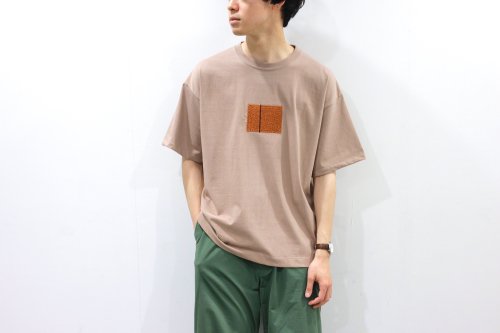 <img class='new_mark_img1' src='https://img.shop-pro.jp/img/new/icons47.gif' style='border:none;display:inline;margin:0px;padding:0px;width:auto;' />YOKE / NEWMAN EMBROIDERED T-SHIRT(AMBER)