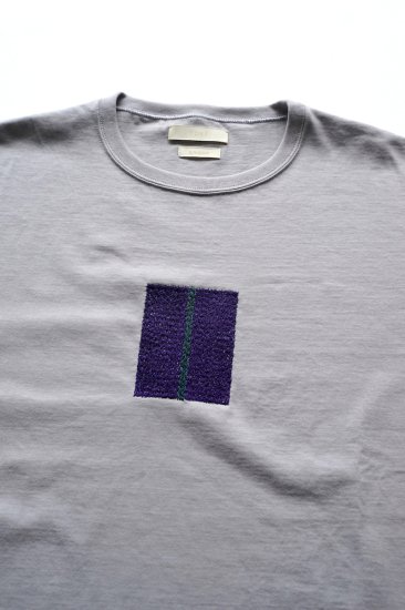 YOKE | NEWMAN EMBROIDERED T-SHIRT(LAVENDER GRAY) | ニューマン刺繍