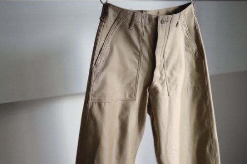 <img class='new_mark_img1' src='https://img.shop-pro.jp/img/new/icons47.gif' style='border:none;display:inline;margin:0px;padding:0px;width:auto;' />INTÉRIM / GIZA BACK SATIN BAKER PANTS(BEIGE)