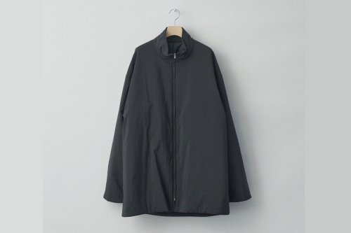 <img class='new_mark_img1' src='https://img.shop-pro.jp/img/new/icons47.gif' style='border:none;display:inline;margin:0px;padding:0px;width:auto;' />stein / OVERSIZED PADDED LONG ZIP JACKET(BLACK)