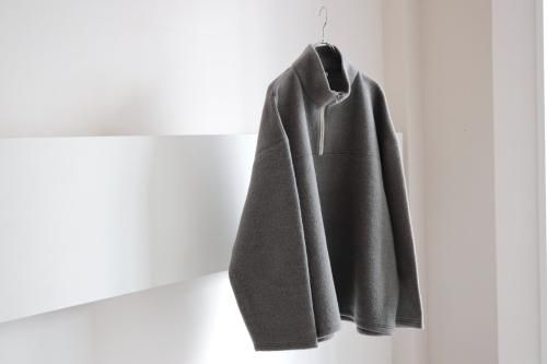 <img class='new_mark_img1' src='https://img.shop-pro.jp/img/new/icons47.gif' style='border:none;display:inline;margin:0px;padding:0px;width:auto;' />Blanc YM / Wool half zip pullover(GRAY)