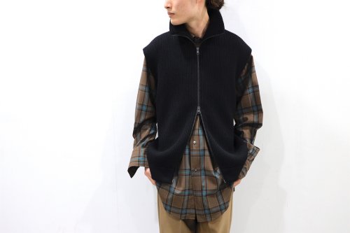 <img class='new_mark_img1' src='https://img.shop-pro.jp/img/new/icons2.gif' style='border:none;display:inline;margin:0px;padding:0px;width:auto;' />INTÉRIM / HYPER BIG HAND FRAMED DRIVERS ZIP KNIT VEST(BLACK)